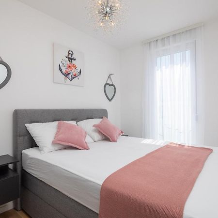 Apartment Alegria In Okrug With Heated Pool, Sea View, Jacuzzi, Wifi Трогир Экстерьер фото