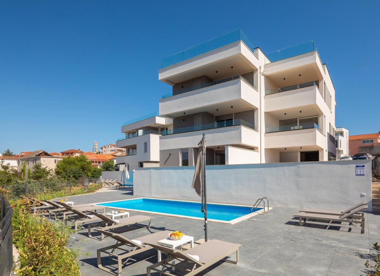 Apartment Alegria In Okrug With Heated Pool, Sea View, Jacuzzi, Wifi Трогир Экстерьер фото