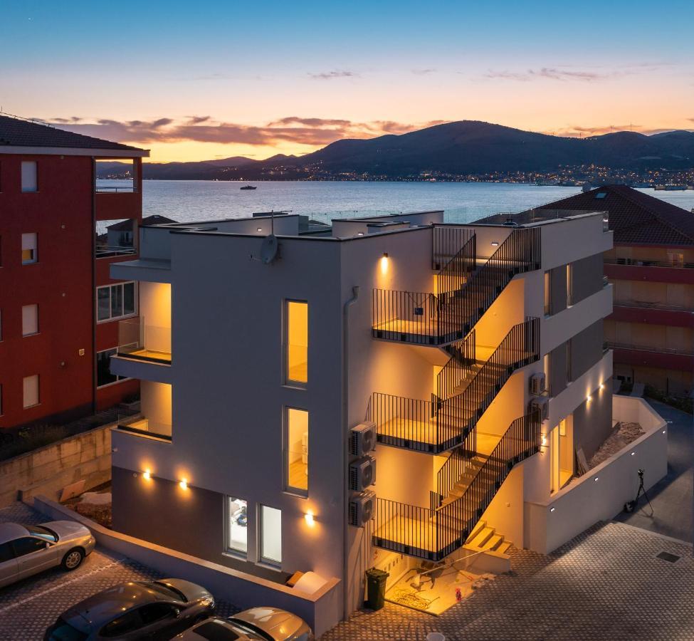 Apartment Alegria In Okrug With Heated Pool, Sea View, Jacuzzi, Wifi Трогир Экстерьер фото