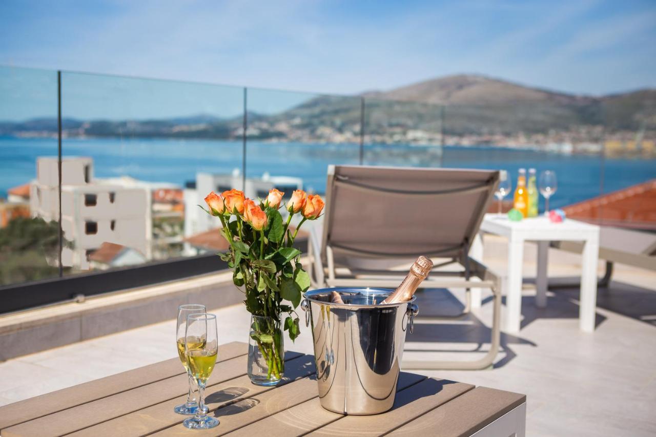 Apartment Alegria In Okrug With Heated Pool, Sea View, Jacuzzi, Wifi Трогир Экстерьер фото
