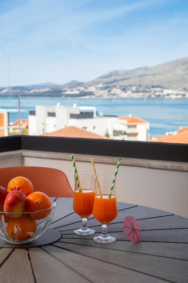 Apartment Alegria In Okrug With Heated Pool, Sea View, Jacuzzi, Wifi Трогир Экстерьер фото