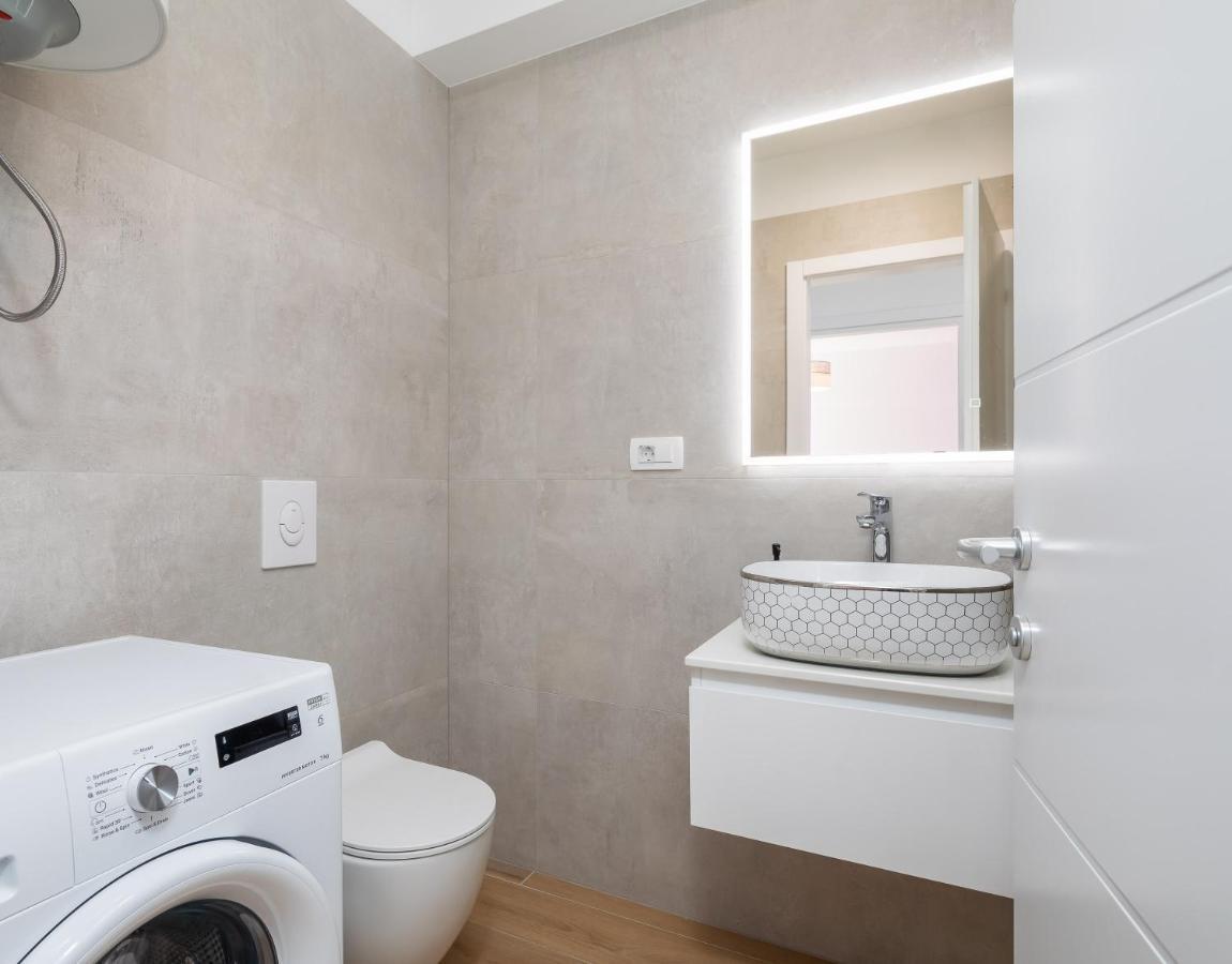 Apartment Alegria In Okrug With Heated Pool, Sea View, Jacuzzi, Wifi Трогир Экстерьер фото