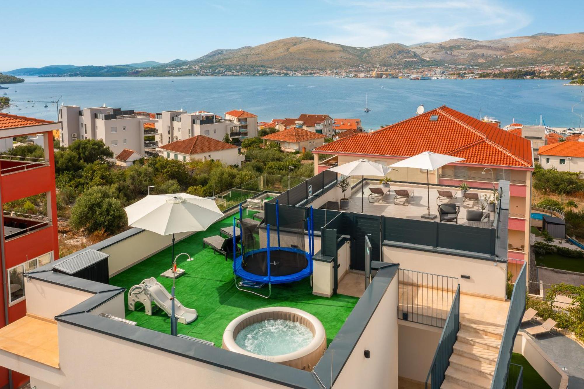 Apartment Alegria In Okrug With Heated Pool, Sea View, Jacuzzi, Wifi Трогир Экстерьер фото